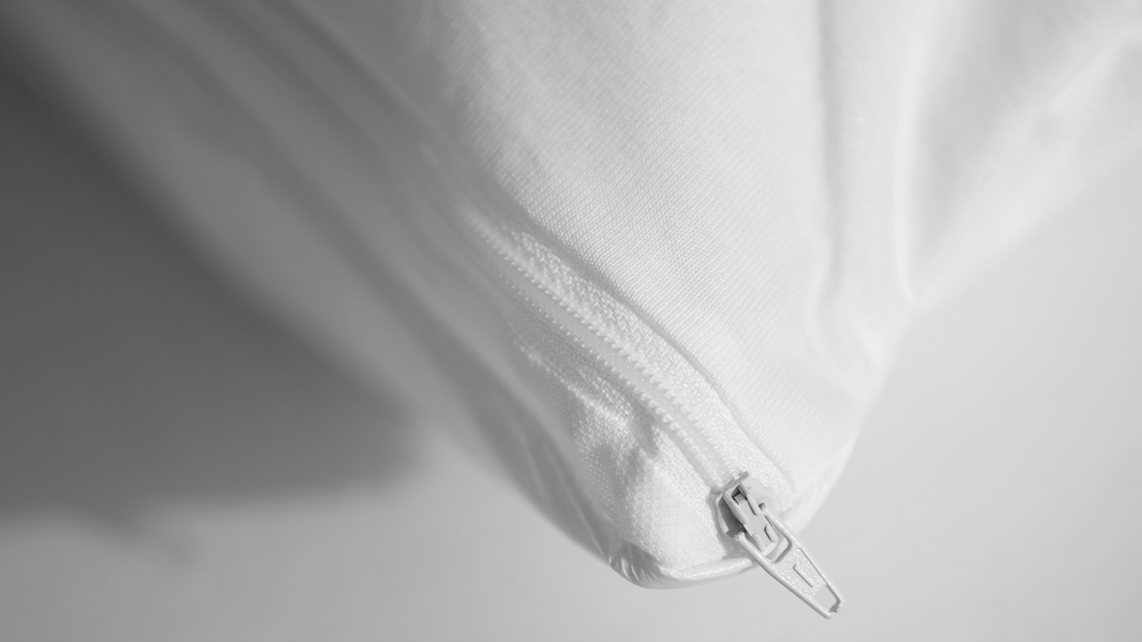 Close-up van de ritssluiting van het witte Tencel kussensloop