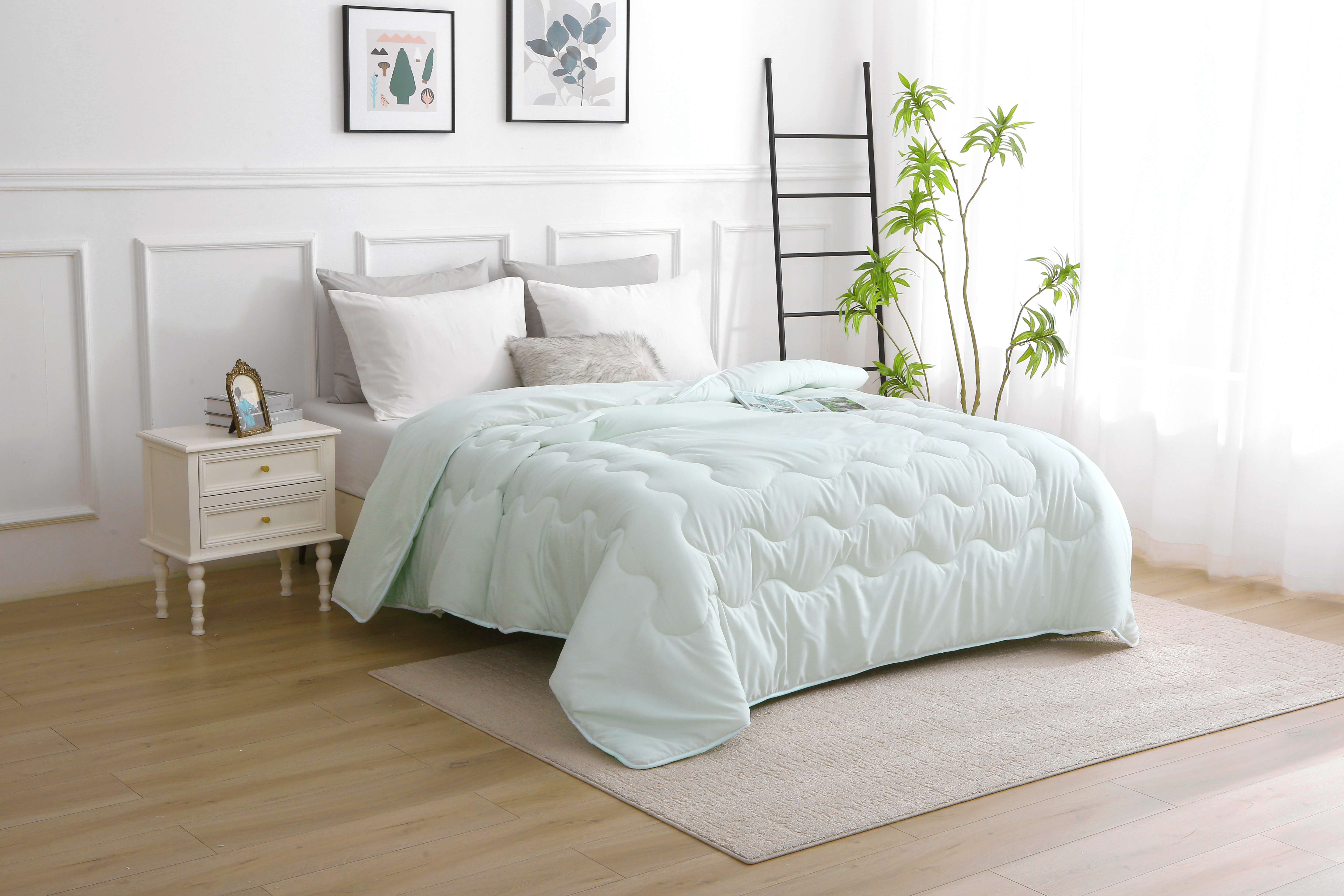 Groen verkoelend zomerdekbed zonder overtrek 240x220 cm opgemaakt op bed; dubbelzijdig met koelzijde