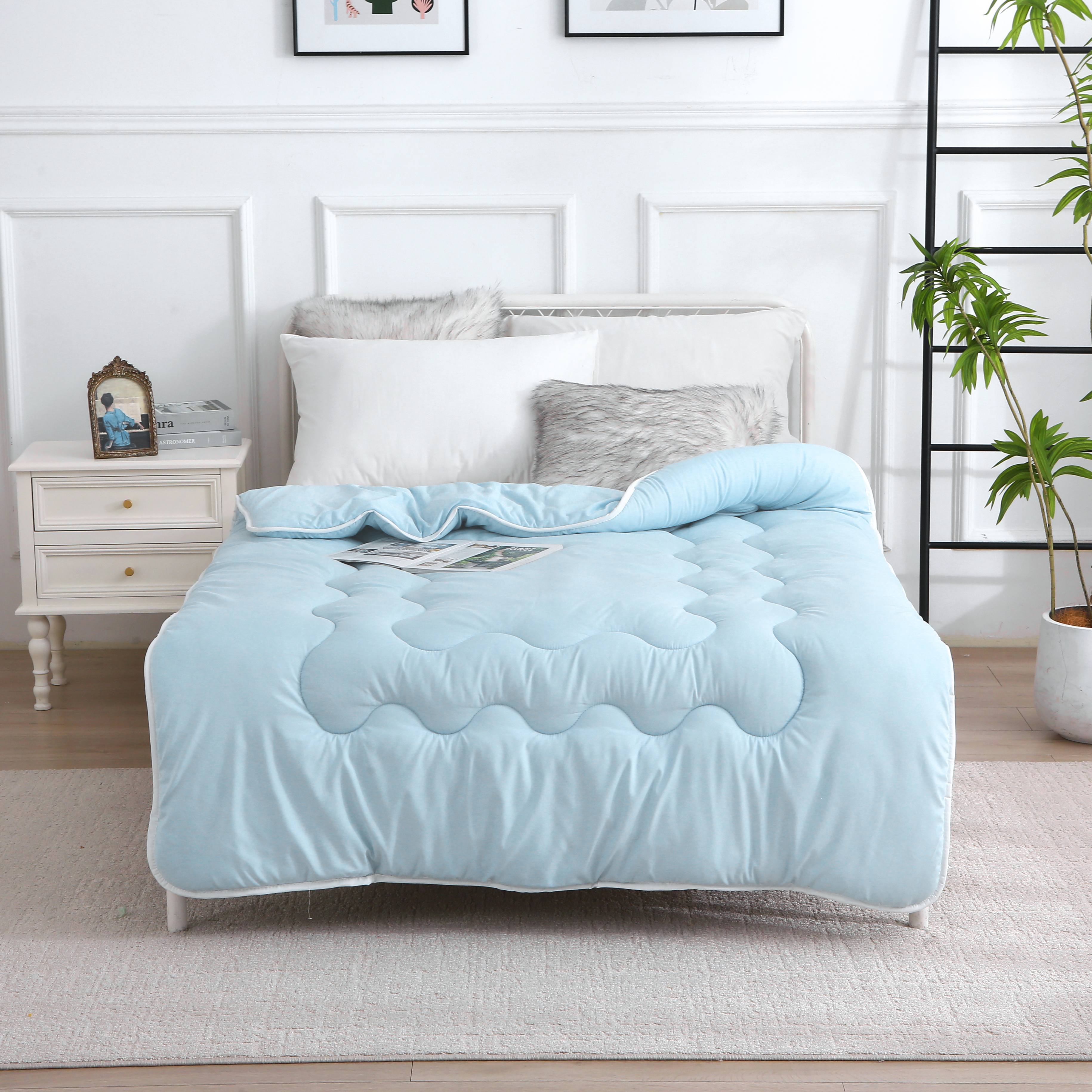 Verkoelend zomerdekbed zonder overtrek in blauwe kleur, opgemaakt op bed, leverbaar in 140x200, 160x220 en 200x200 cm